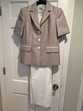 Le Suit Beige Tweed Short-Sleeve Blazer with White Pants
